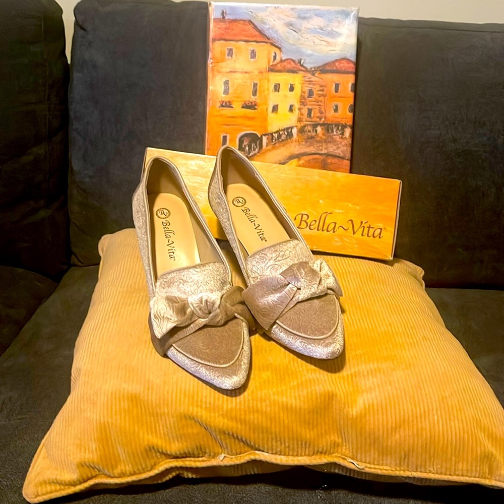 NWT……8 1/2 W Champagne Shoes